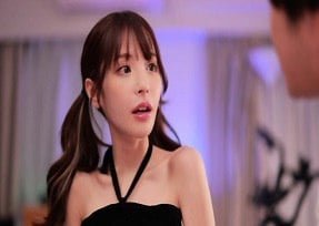 Kana Momonogi participou da cena extremamente quente